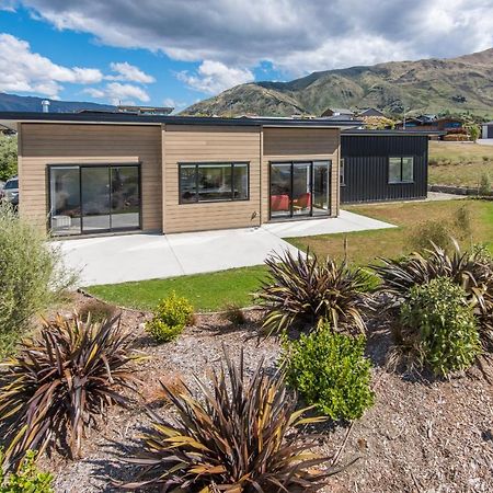 Simply Stunning Villa Wanaka Bagian luar foto